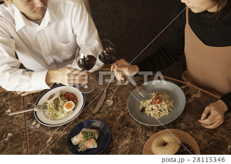 タワーマンション　ランチする夫婦 28115346