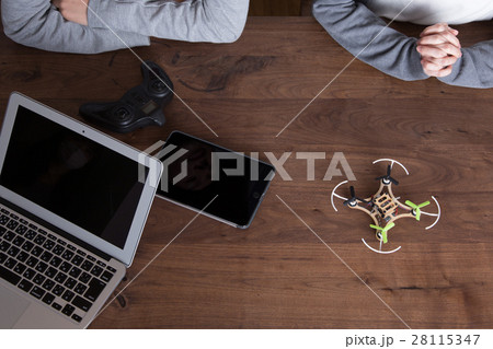ドローンと若い男女 28115347