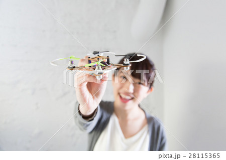 ドローンと若い女性 28115365