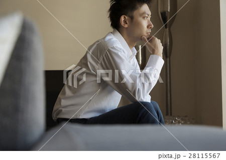 タワーマンション 景色を眺める男性 タワーマンション 景色を眺める男性 28115567