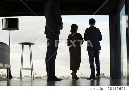 タワーマンション　内見する夫婦 28115691