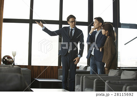 タワーマンション 内見する夫婦 タワーマンション 内見する夫婦 28115692