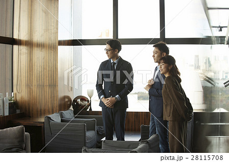 タワーマンション　内見する夫婦 28115708