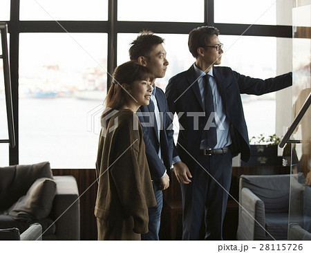 タワーマンション　内見する夫婦 28115726