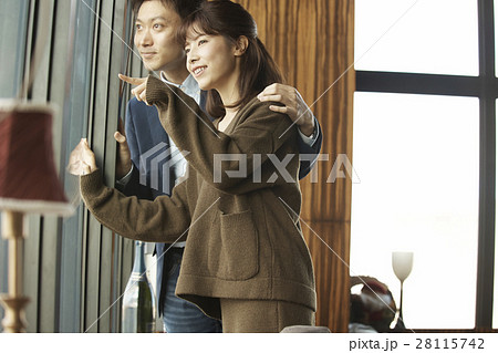 タワーマンション　内見する夫婦 28115742