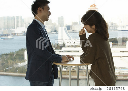タワーマンション 内見する夫婦 タワーマンション 内見する夫婦 28115748