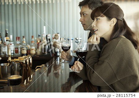 タワーマンション　バーでお酒を楽しむ夫婦 28115754