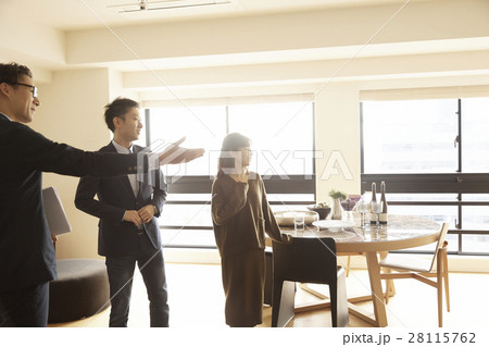 タワーマンション　内見する夫婦 28115762