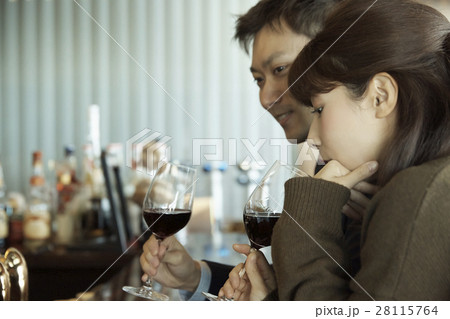 タワーマンション　バーでお酒を楽しむ夫婦 28115764
