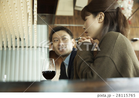タワーマンション　バーでお酒を楽しむ夫婦 28115765