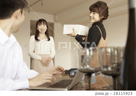 タワーマンション　来客を迎える夫婦 28115923