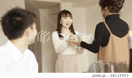 タワーマンション　来客を迎える夫婦 28115933