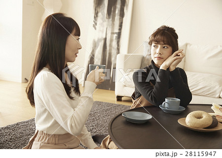 タワーマンション おしゃべりを楽しむ女性 タワーマンション おしゃべりを楽しむ女性 28115947