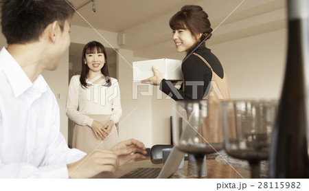 タワーマンション　来客を迎える夫婦 28115982