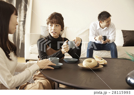 タワーマンション お茶とおしゃべりを楽しむ男女 タワーマンション お茶とおしゃべりを楽しむ男女 28115993