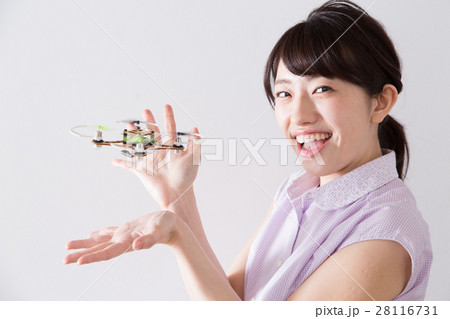 ドローンと若い女性 ドローンと若い女性 28116731