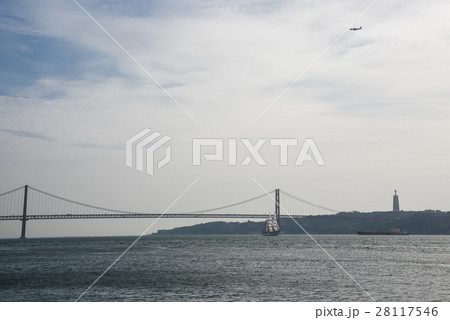 Tejo 川に架かる四月二十五日橋、Lisbon Portugal Tejo 川に架かる四月二十五日橋、Lisbon Portugal 28117546