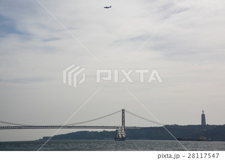 Tejo 川に架かる四月二十五日橋とクリストレイ像、Lisbon Portugal Tejo 川に架かる四月二十五日橋とクリストレイ像、Lisbon Portugal 28117547