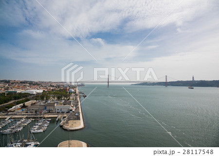 Lisbon Tejo 川の眺め、ヨットハーバーと吊り橋、Portugal Lisbon Tejo 川の眺め、ヨットハーバーと吊り橋、Portugal 28117548