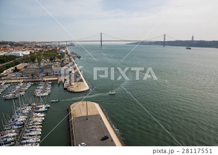 Lisbon Tejo 川の眺め、ヨットハーバーと吊り橋、Portugal Lisbon Tejo 川の眺め、ヨットハーバーと吊り橋、Portugal 28117551