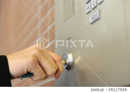 セキュリティの鍵を回す女性の手 28117938