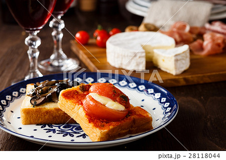 クロスティーニと赤ワイン 28118044