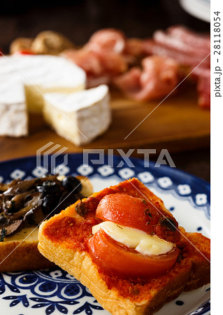 クロスティーニと赤ワイン 28118054