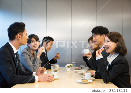 ビジネスマン（食事） 28118131