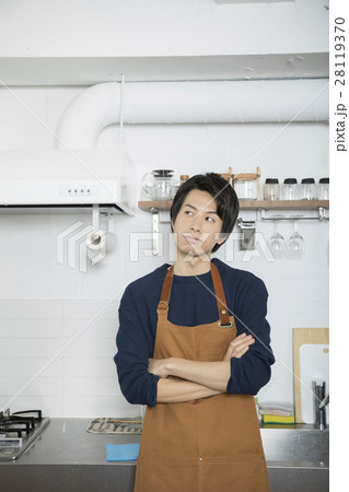 キッチンで考え込む男性 キッチンで考え込む男性 28119370
