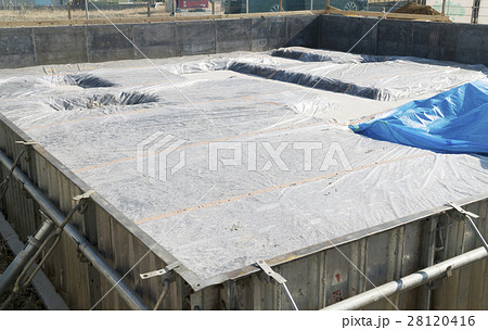 住宅 木造住宅 基礎工事の配筋 ベタ基礎 コンクリート打ち後の写真素材