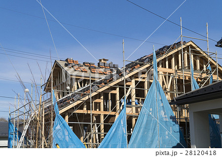 住宅　戸建て住宅建設現場　イメージ　足場　木造2階建て現場　瓦　瓦屋根 28120418