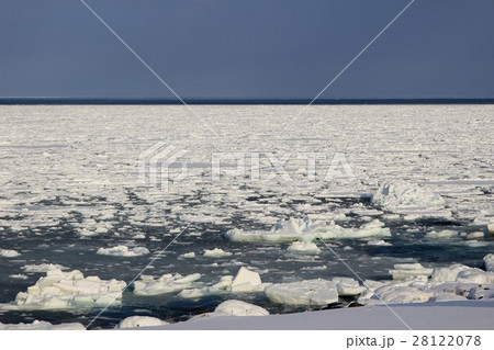 ウスタイベ千畳岩から見る流氷の群れ。 28122078