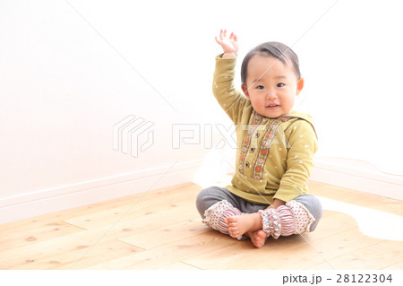 お座りする1歳の女の子 28122304