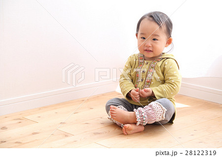 お座りする1歳の女の子 お座りする1歳の女の子 28122319