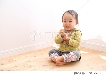 お座りする1歳の女の子 28122320