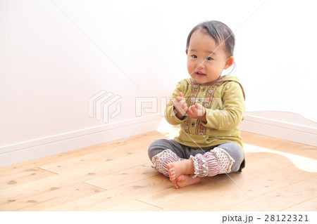 お座りする1歳の女の子 28122321