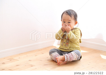 お座りする1歳の女の子 28122322