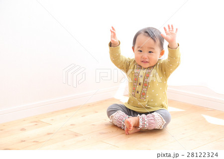 お座りする1歳の女の子 28122324