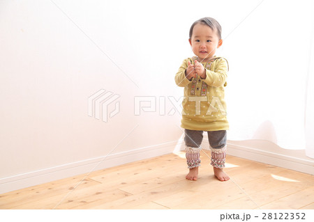 1歳の女の子 28122352