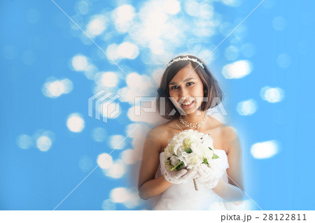 ウエディングドレスの若い女性 　上半身  キラキラ 28122811