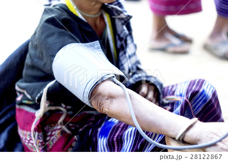 checking blood pressure 28122867