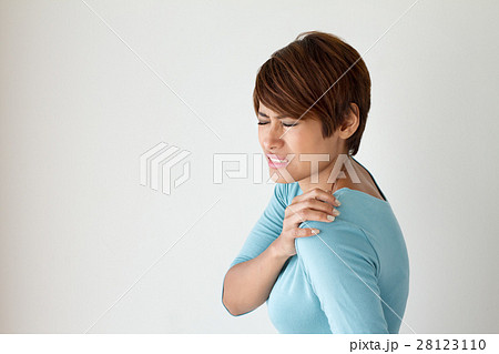 woman with shoulder pain or stiffness 28123110