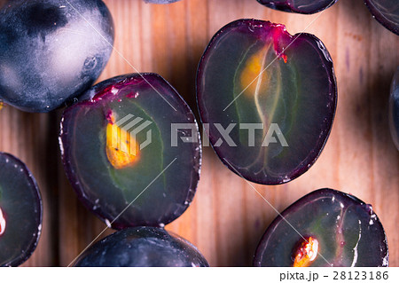 ripe dark grape close up 28123186