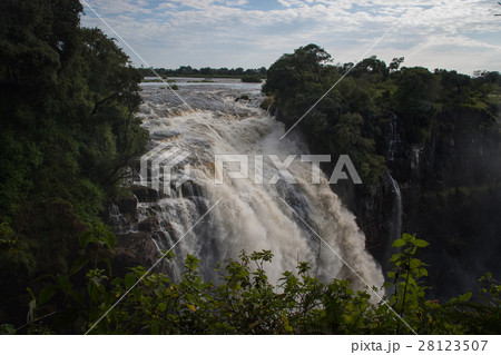 ヴィクトリアの滝 - 散策路からのながめ(ジンパブエ、ザンビア) ヴィクトリアの滝 - 散策路からのながめ(ジンパブエ、ザンビア) 28123507