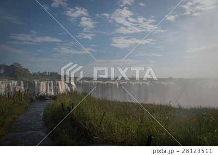 滝しぶきのまうヴィクトリアの滝 - 散策路からのながめ(ジンパブエ、ザンビア) 滝しぶきのまうヴィクトリアの滝 - 散策路からのながめ(ジンパブエ、ザンビア) 28123511