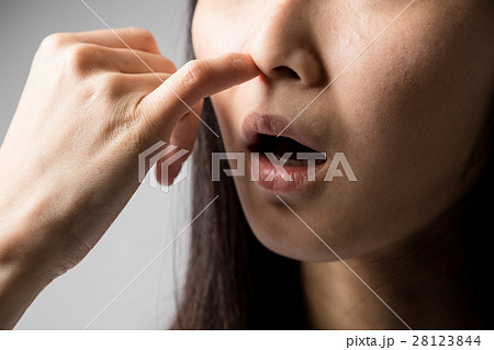 鼻くそをほじる女性 28123844