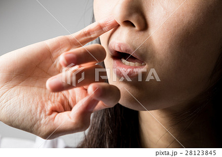 鼻くそをほじる女性の写真素材