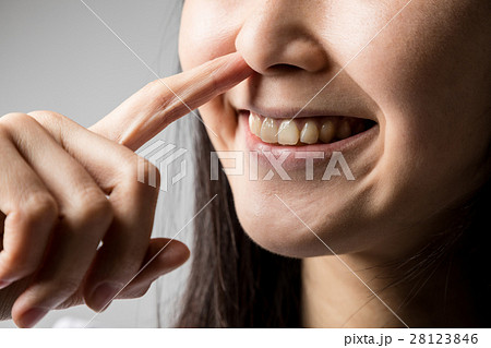 鼻くそをほじる女性の写真素材
