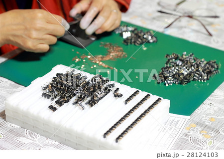 内職のイメージ＿電気部品の組み立て 28124103