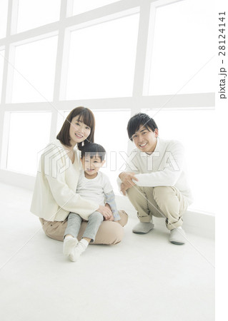 リビングで過ごす親子3人 28124141